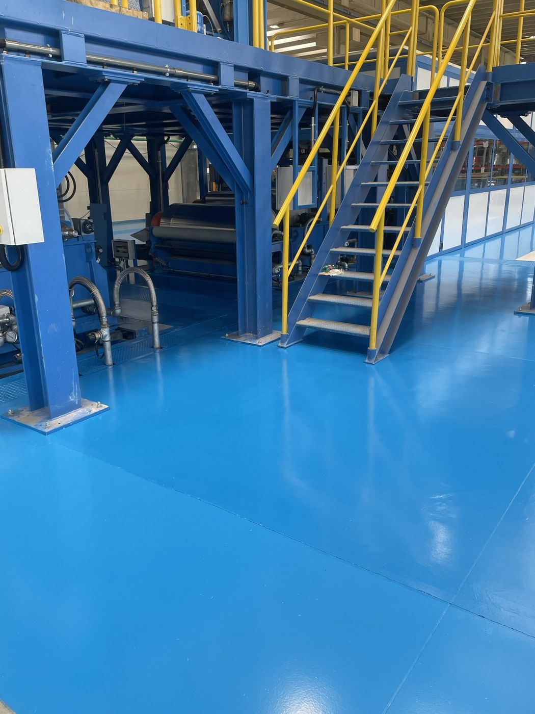 Ambiente produttivo finito con pavimento in resina e soppalco in acciaio