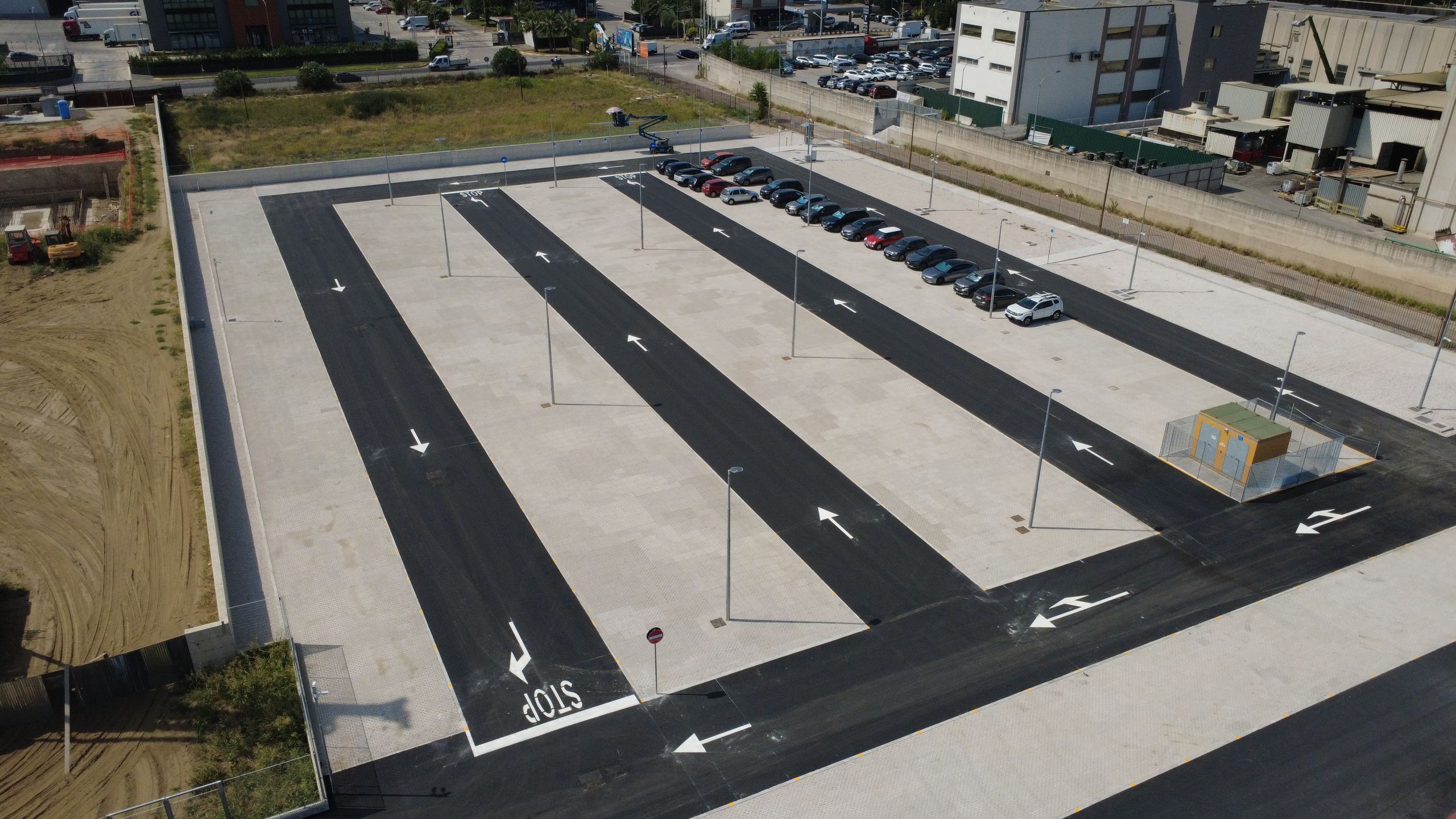 Vista aerea di un'area industriale con viabilità interna e stalli in pietra e asfalto appena completati